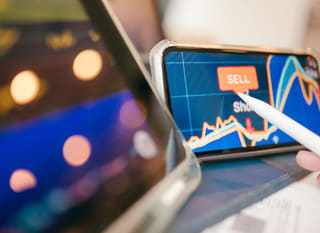 Trader de múltiplos mercados avaliando alternativas em Bitcoin, Ethereum e forex
